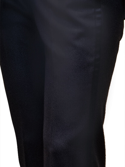 ズボンの両脇には「側章」と呼ばれる拝絹と同じシルク地で飾る