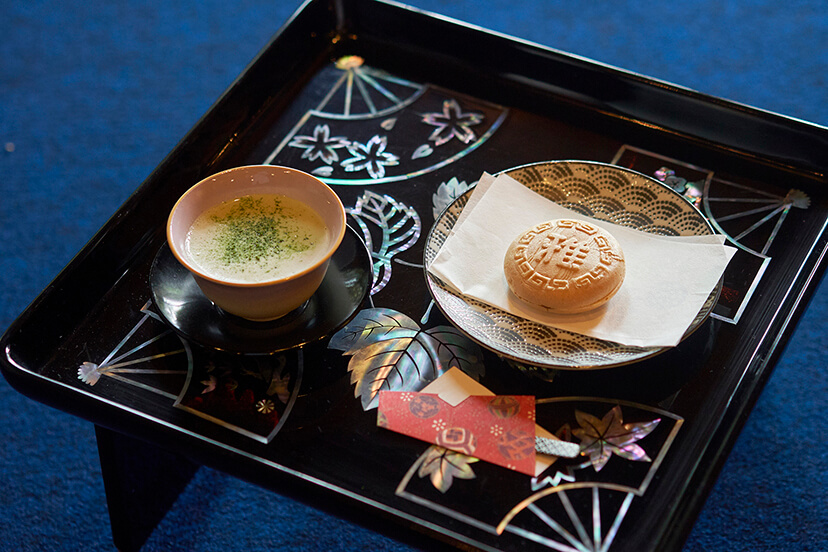 旧目黒雅叙園ゆかりの最中とお茶を楽しむ