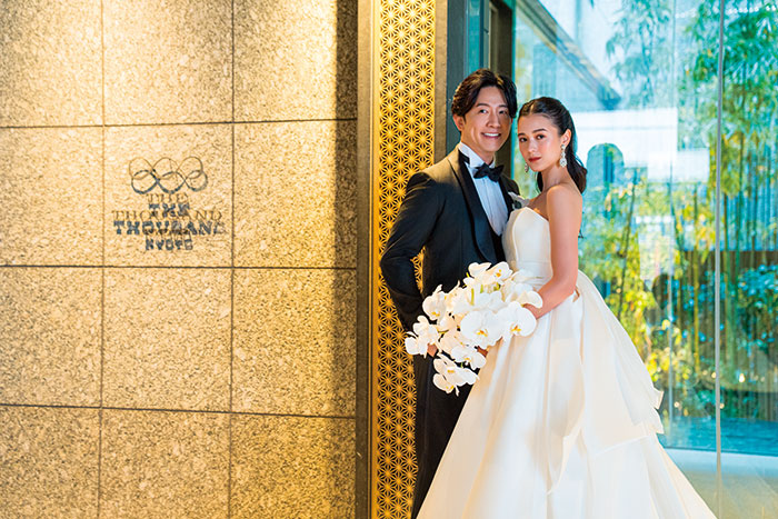 フォトスポットで撮影する新郎新婦