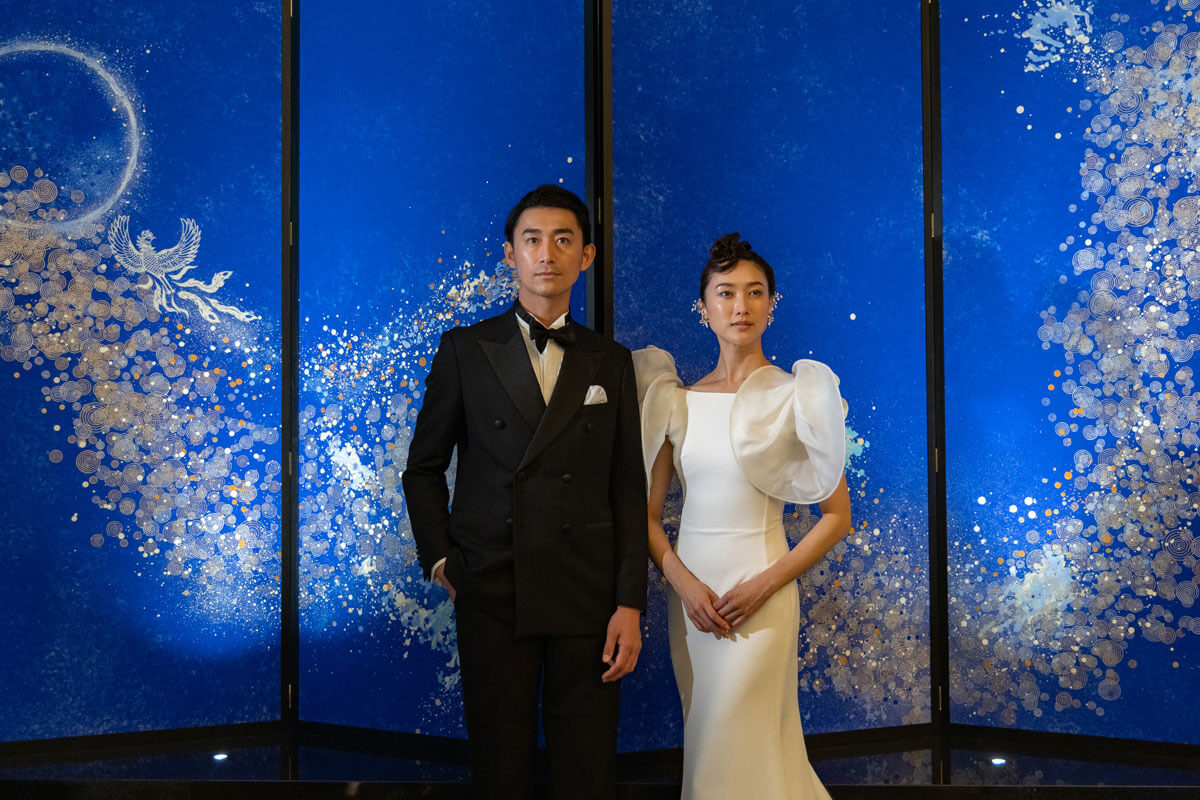 フォトスポットで撮影する新郎新婦