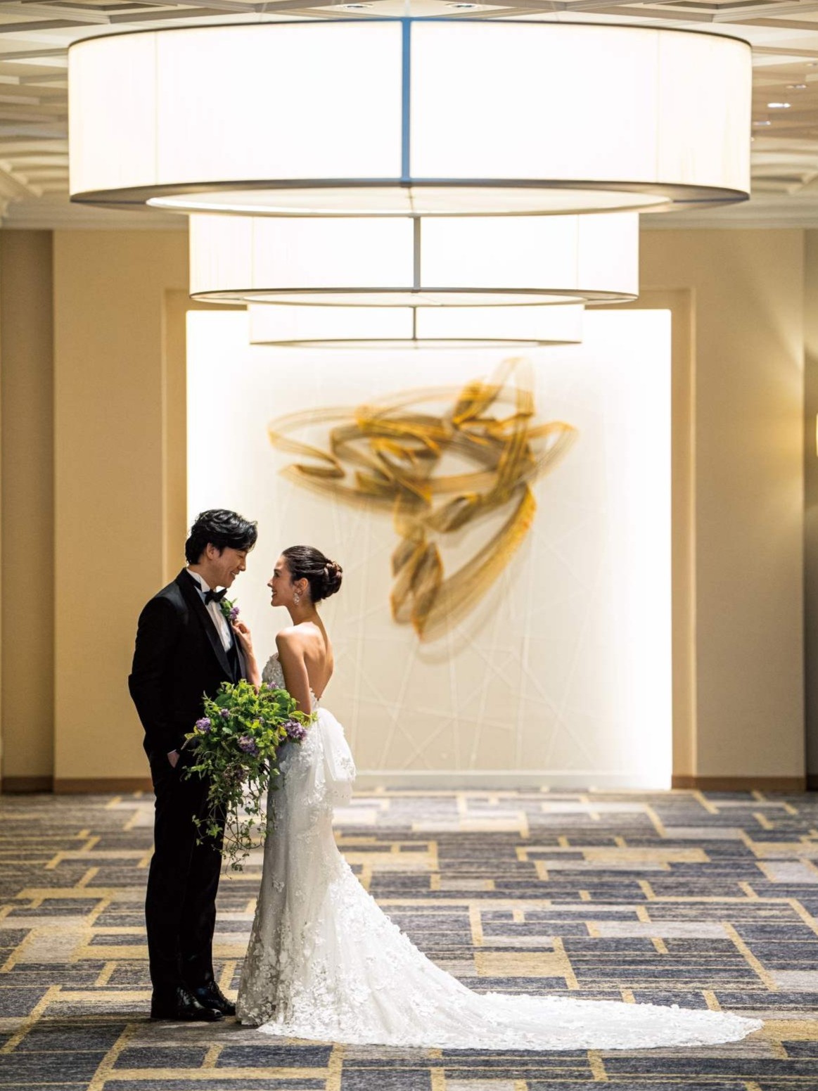 アートの前で新郎新婦のツーショット